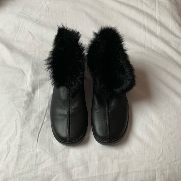 DKNY fur line, short black leather boots, size 5.5 - Picture 6 of 6